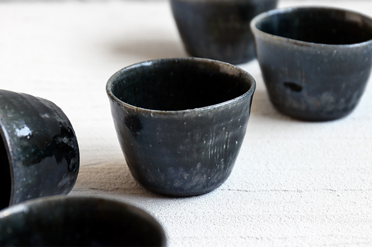 >64 瑠璃釉くし目蕎麦猪口