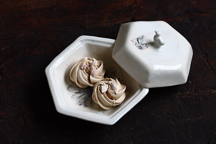 >34 貫入灰釉六角蓋付鉢（ハト）