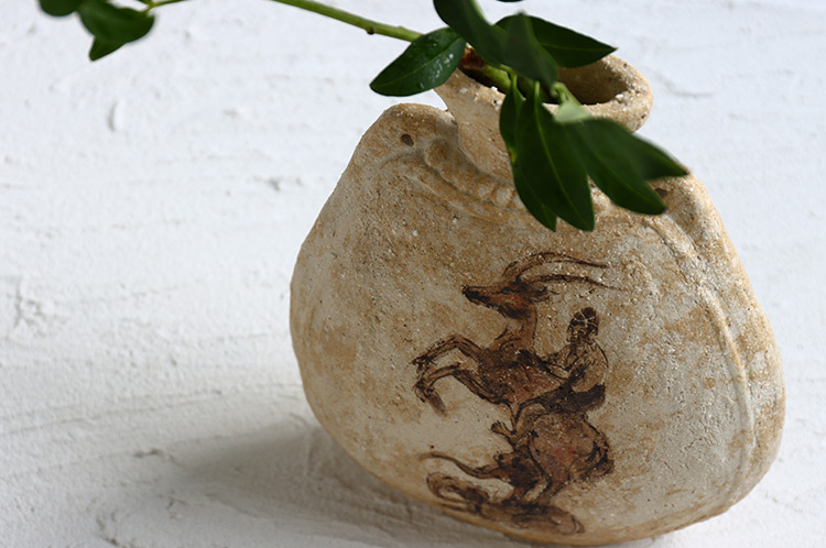 >31 灰陶加彩扁壺（鹿人）