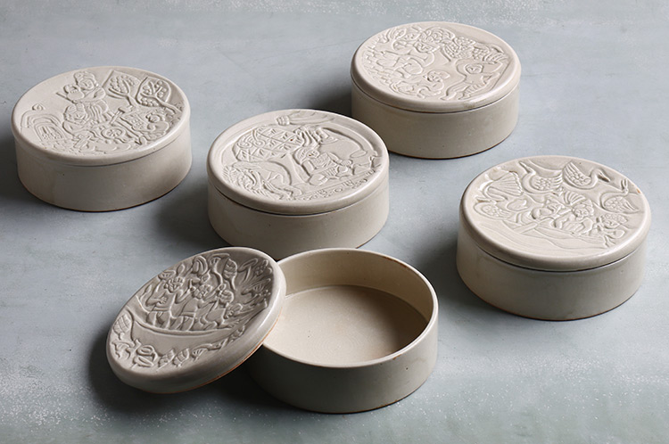 松本郁美 35C 灰釉彫文陶箱（オリエンタル文） ｜ 暮らしのうつわ花田