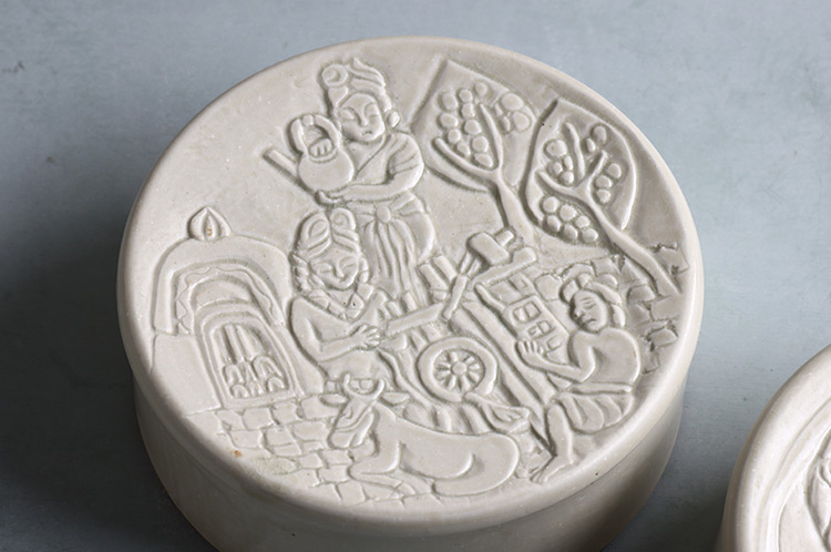 松本郁美 35C 灰釉彫文陶箱（オリエンタル文） ｜ 暮らしのうつわ花田