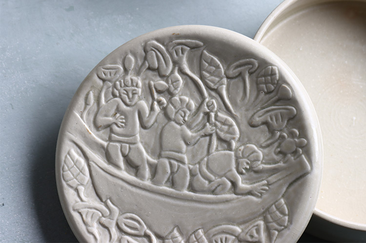 >35A 灰釉彫文陶箱（オリエンタル文）