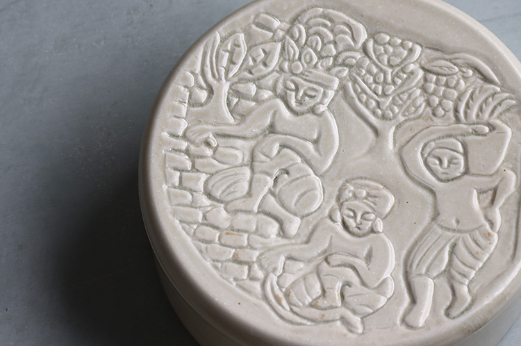 >35B 灰釉彫文陶箱（オリエンタル文）