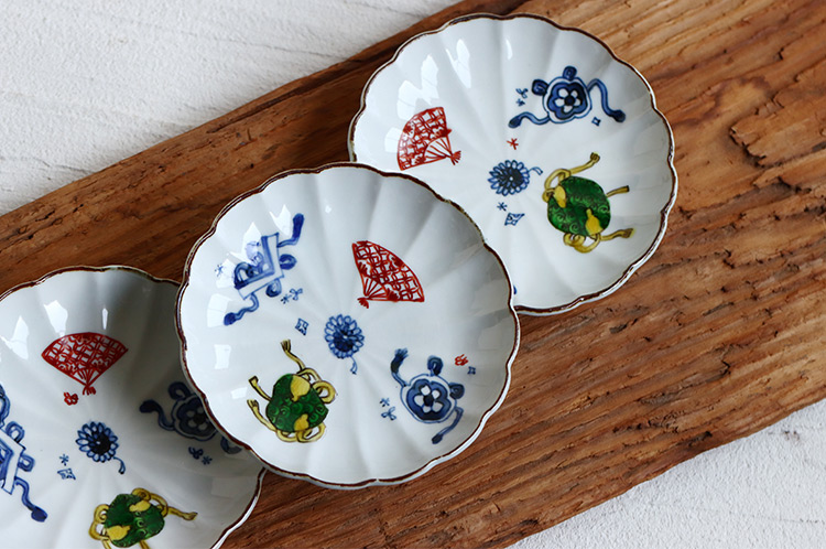 大清雍正年製闘彩「河図洛書」吉祥紋折縁皿(E-16) A blue and white 'bajixiang' charger Mark and period of