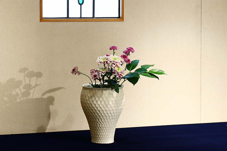 >1 無釉しのぎ亀甲広口花器