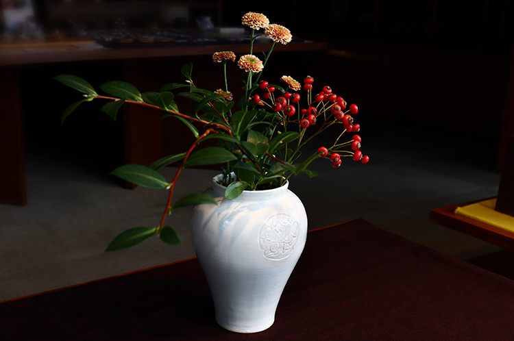 阿部春弥・みか 2 白磁窓花鳥文壺 ｜ 暮らしのうつわ花田 和食器 通販