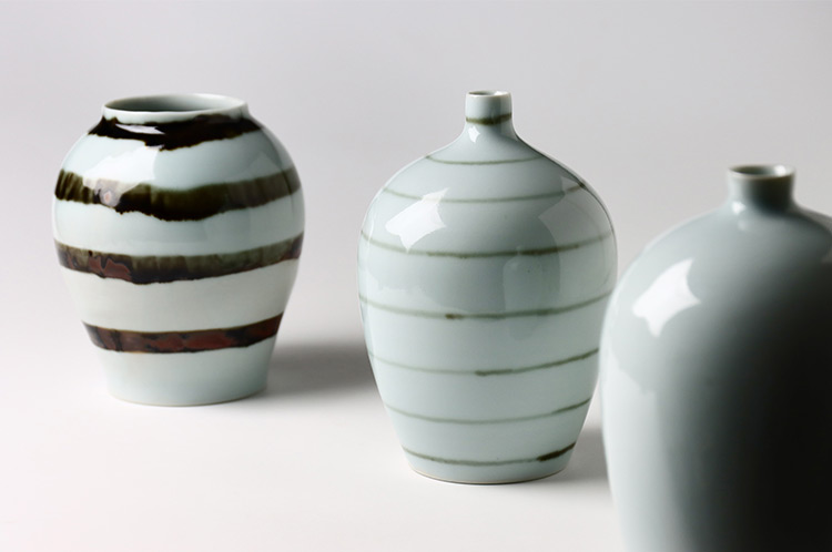 白磁コマ文花器