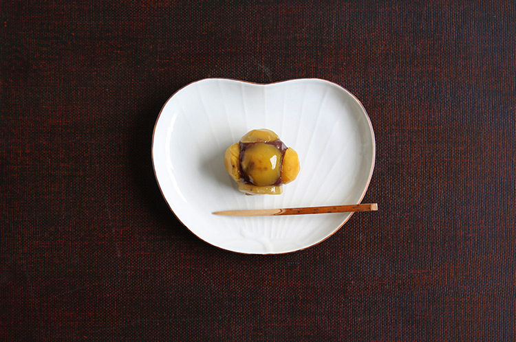 >48 白磁口紅団扇皿