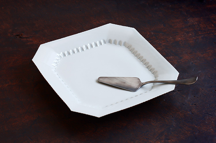 >白磁口紅隅切しのぎ大皿