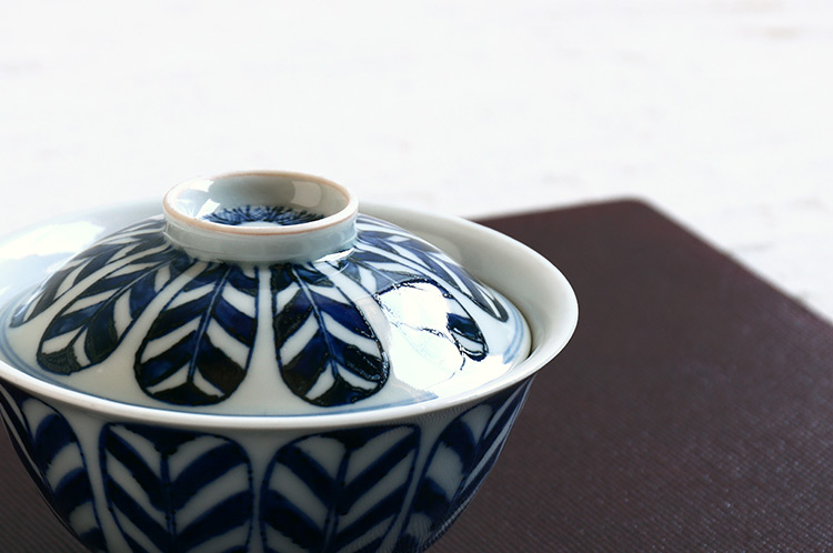 廣野俊彦 36 染付矢羽文蓋物 ｜ 暮らしのうつわ花田 和食器 通販