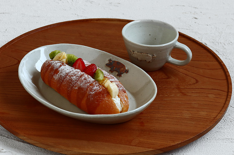 >レリーフ白ブタ こどもマグ