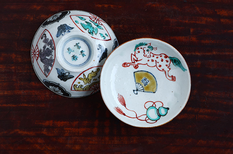 松浦コータロー 43 色絵瓢箪から駒文平盃（赤駒） ｜ 暮らしのうつわ