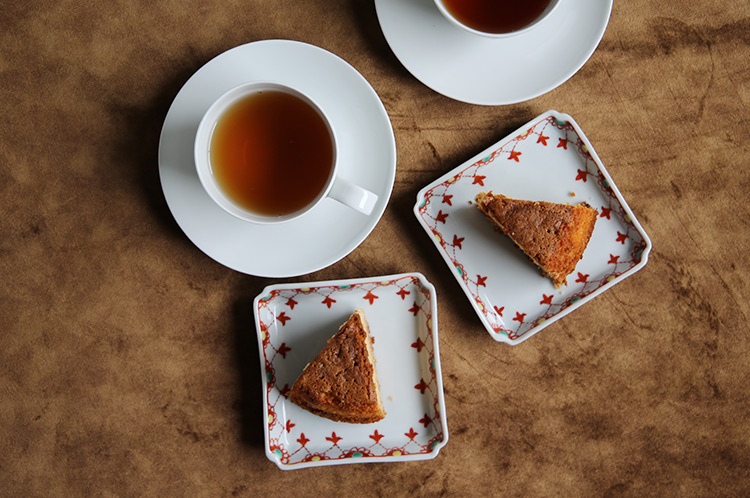 赤絵瓔珞文四方皿