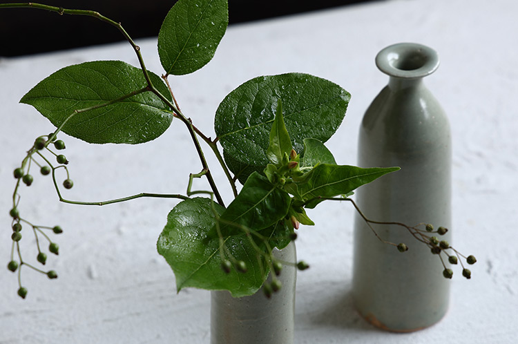 39　青瓷花入b