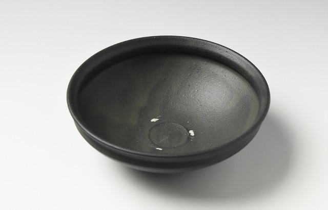 荒賀文成 黒釉五寸馬盥皿
